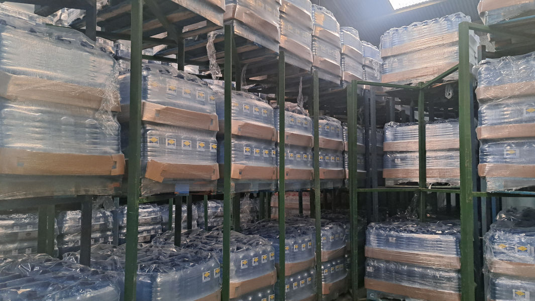 almacén con muchos pallet de botellas de agua mineral la Serreta