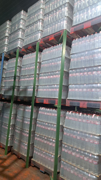 almacén con muchos pallet de botellas de agua mineral la Serreta