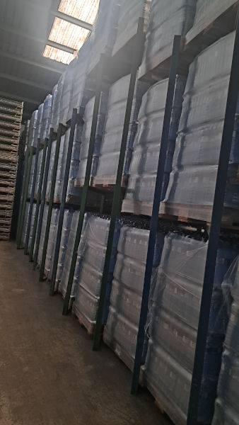 almacén con muchos pallet de botellas de agua mineral la Serreta