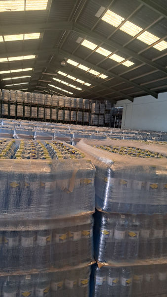 almacén con muchos pallet de botellas de agua mineral la Serreta