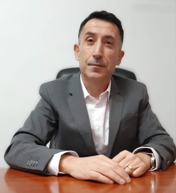 Sebastián Gálvez Lara sentado con las manos en la mesa